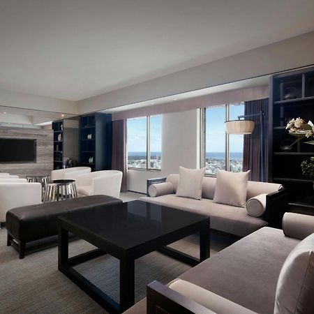 Sheraton Taitung Hotel Exteriér fotografie A living room in a suite at the Ritz-Carlton, Dubai