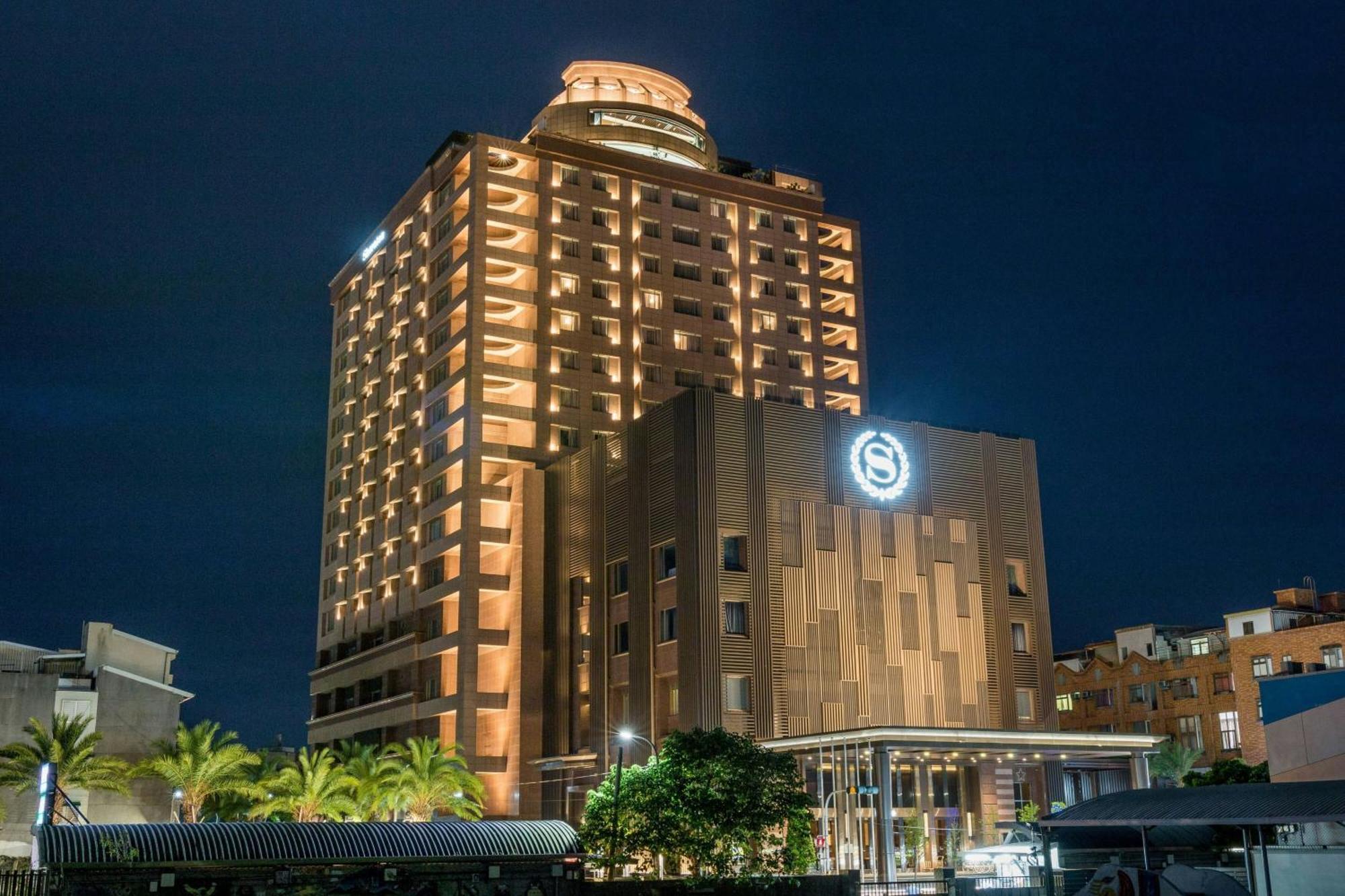 Sheraton Taitung Hotel Exteriér fotografie The hotel at night