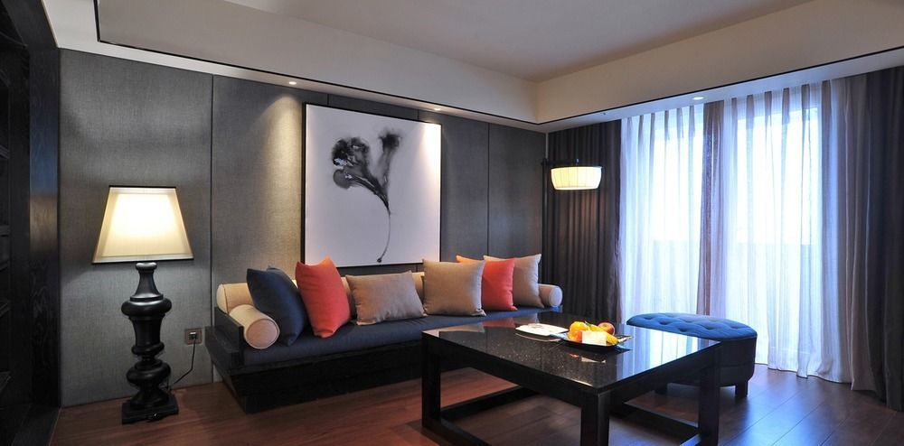 Sheraton Taitung Hotel Exteriér fotografie A living room in a suite at The Park, New Delhi